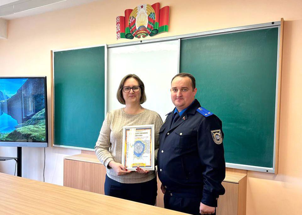 Начальник Круглянского РОСК Денис Гордиевский вручил Благодарственное письмо Снежане Минчуковой
