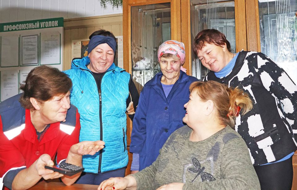 Их коллектив, как дружная семья