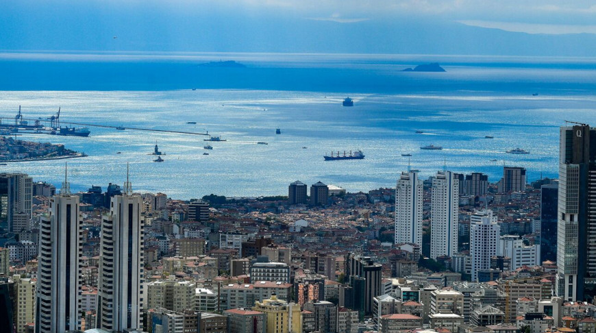 В порту Стамбула затонул контейнеровоз с грузом
