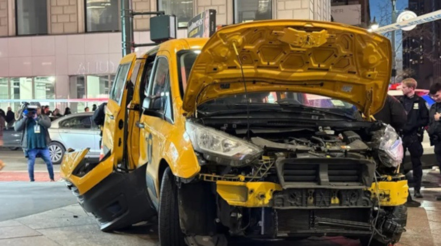 В Нью-Йорке такси въехало в толпу пешеходов, шестеро пострадали