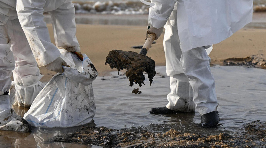 С пляжей Севастополя вывезли более 140 тонн загрязненного мазутом грунта