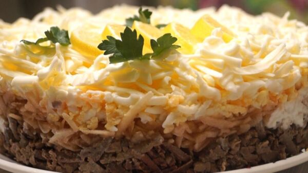 Готовим салат с мясом и огурцом