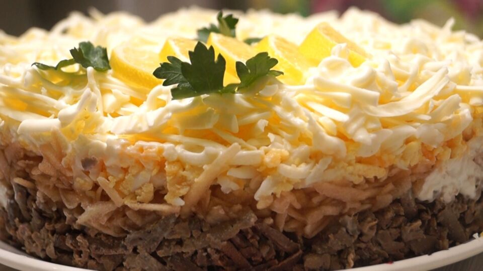 Готовим салат с мясом и огурцом