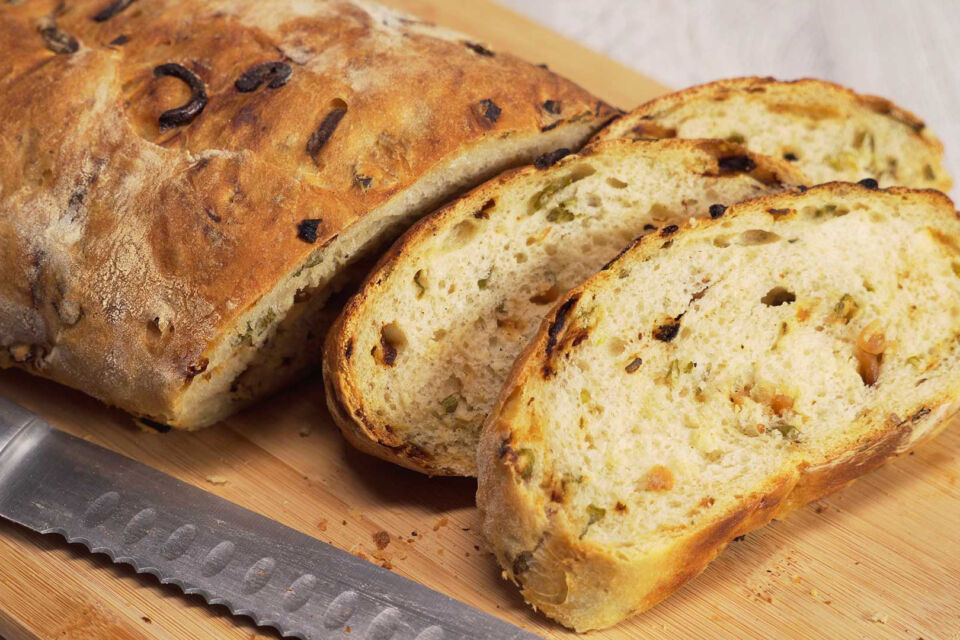 Ароматный и мягкий: как приготовить луковый хлеб в домашних условиях