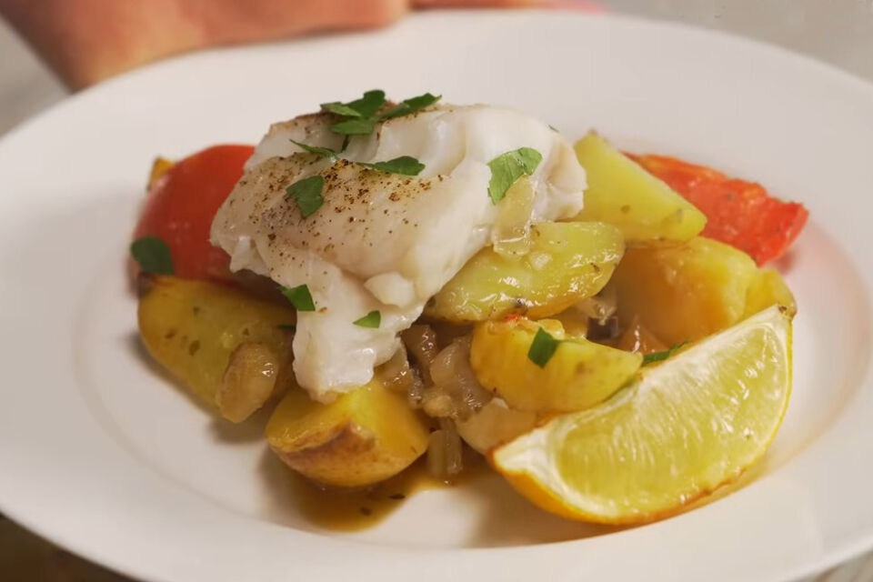 Рецепт для любого вечера: жаркое с рыбой и овощами по-гречески