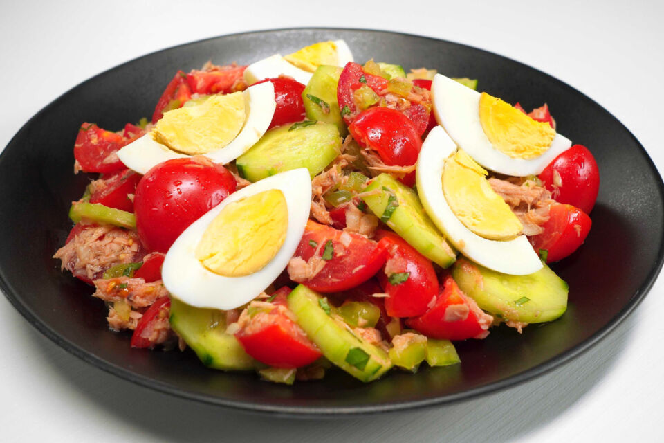 Полезное блюдо на каждый день: рецепт средиземноморского салата с тунцом