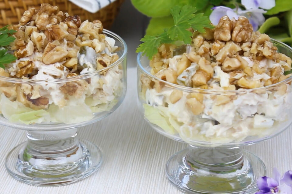 Сытно и быстро: рецепт салата с курицей и грецкими орехами