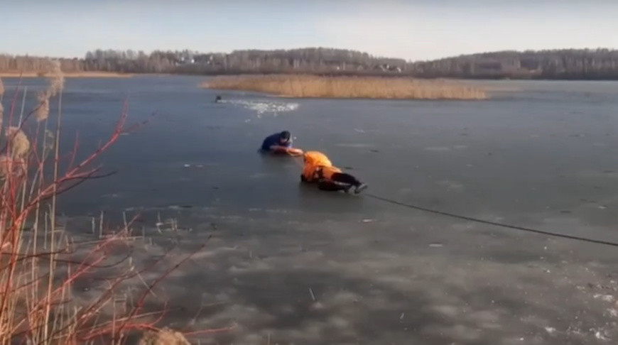 Пенсионер провалился под лед на озере