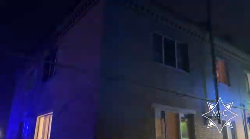 При пожаре в двухэтажке спасены мать и сын, они госпитализированы