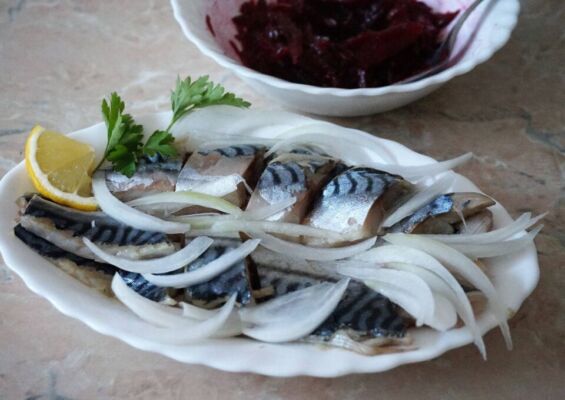 Фуд-блогер поделился простым рецептом закуски из скумбрии