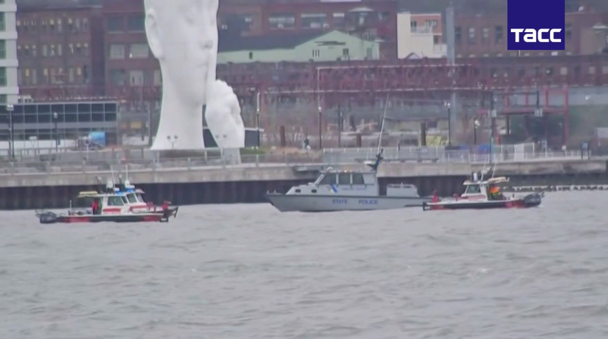 Шесть человек погибли при крушении вертолета в реку Гудзон