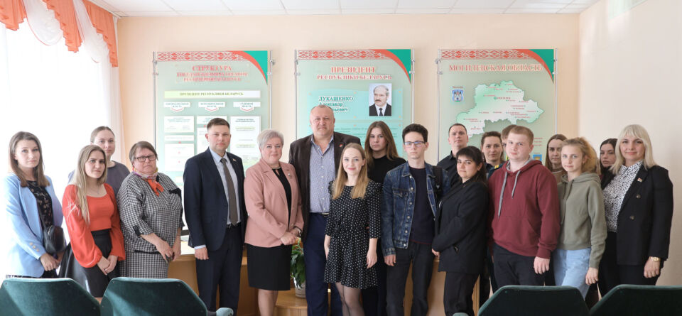 В преддверии празднования 80-летия Великой Победы в Круглом прошла диалоговая площадка с участием работающей молодежи района, молодых специалистов