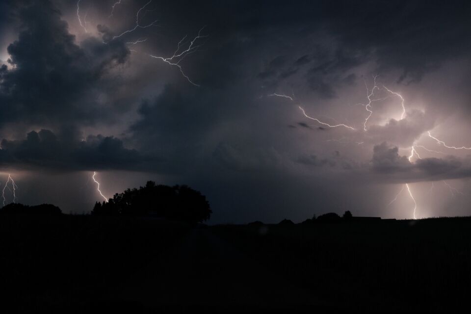 МЧС напомнило о факторах опасности при грозах