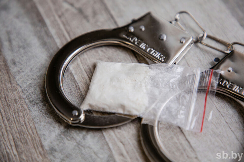 ГТК: француз при въезде в Беларусь спрятал в личных вещах наркотики, но служебная собака их нашла