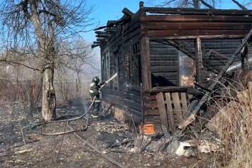 В Калинковичском районе пожар уничтожил три сарая и повредил дом