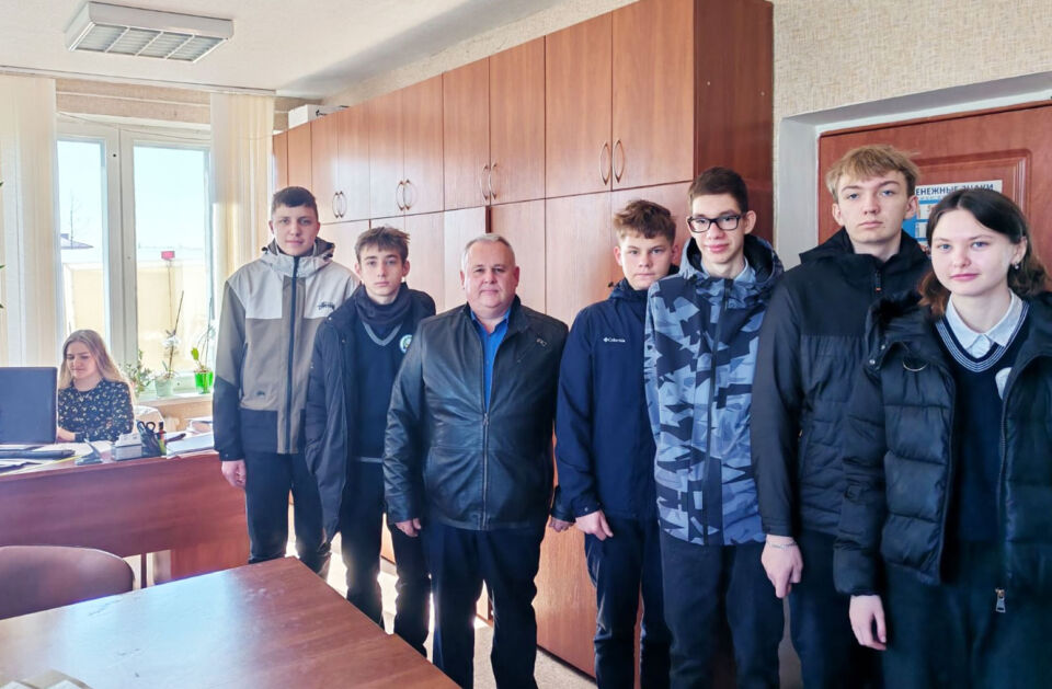 Учащиеся средней школы № 2 г. Круглое посетили ГУКДСП «Круглянская ПМК № 266»