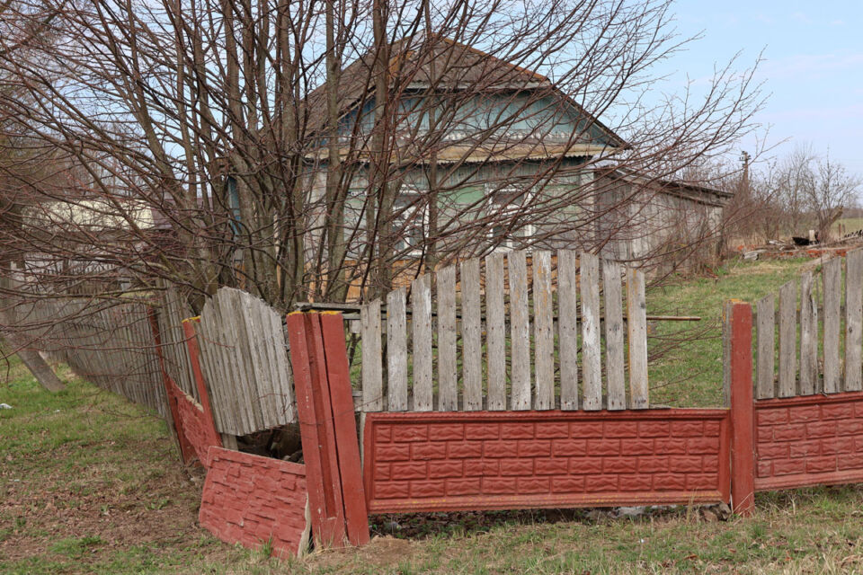 Похоже, что с далёких пор починки требует забор