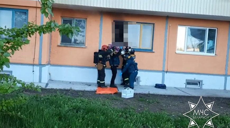 Работники МЧС спасли пожилую женщину при пожаре в Витебске