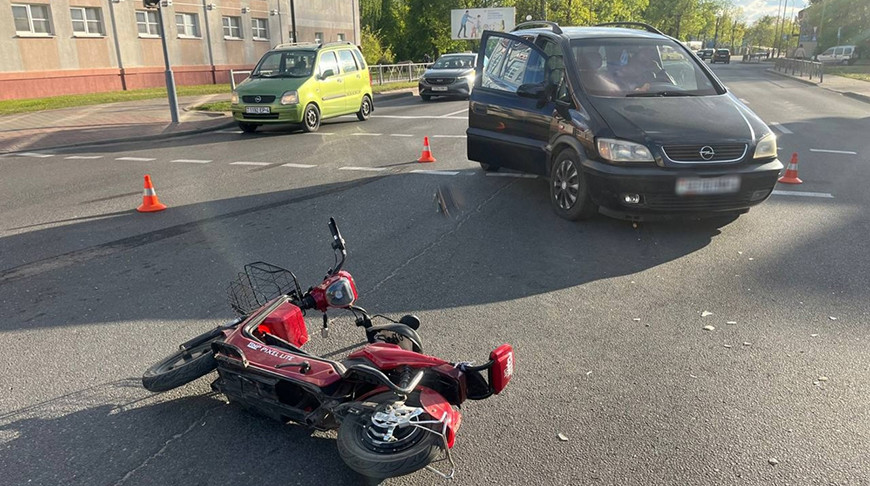 В Лиде легковушка сбила мужчину на электросамокате