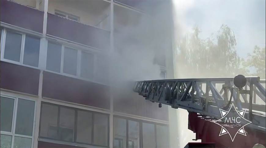 Работники МЧС спасли пенсионера из горящей квартиры в Минске