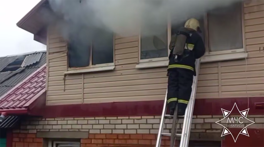 В Борисове на пожаре соседи спасли женщину и ее троих детей