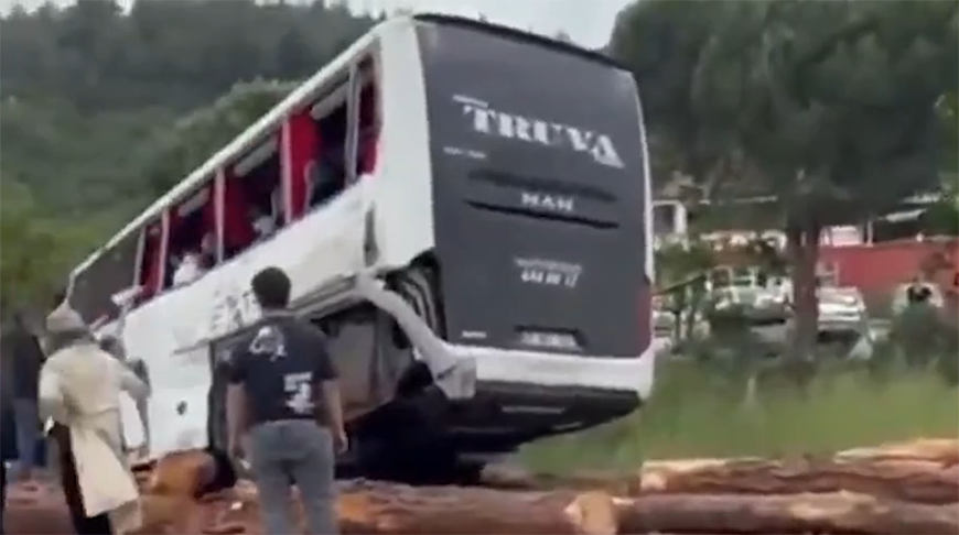 В Индии при столкновении грузовика с трейлером погибли 13 человек, среди них четверо детей