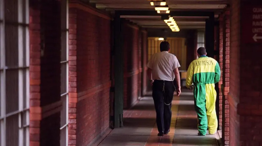 Власти Британии из-за переполненных тюрем решили выпускать заключенных раньше срока