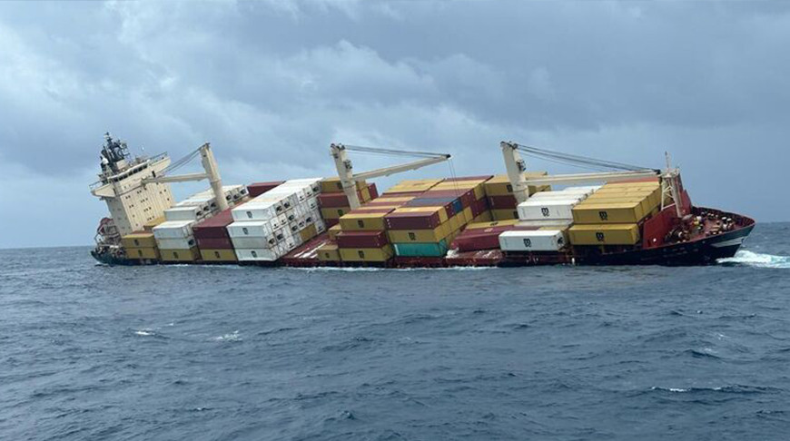 В Индии объявлена тревога после аварии судна, перевозившего опасный груз