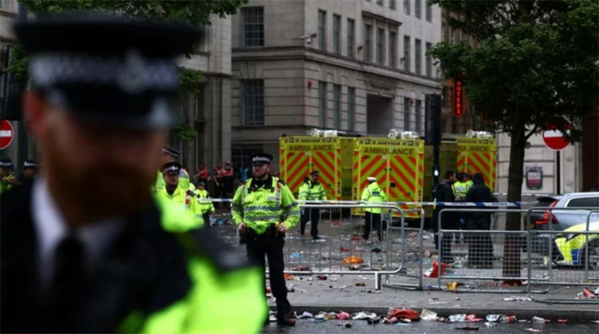 Около 50 человек пострадали после наезда автомобиля в Ливерпуле