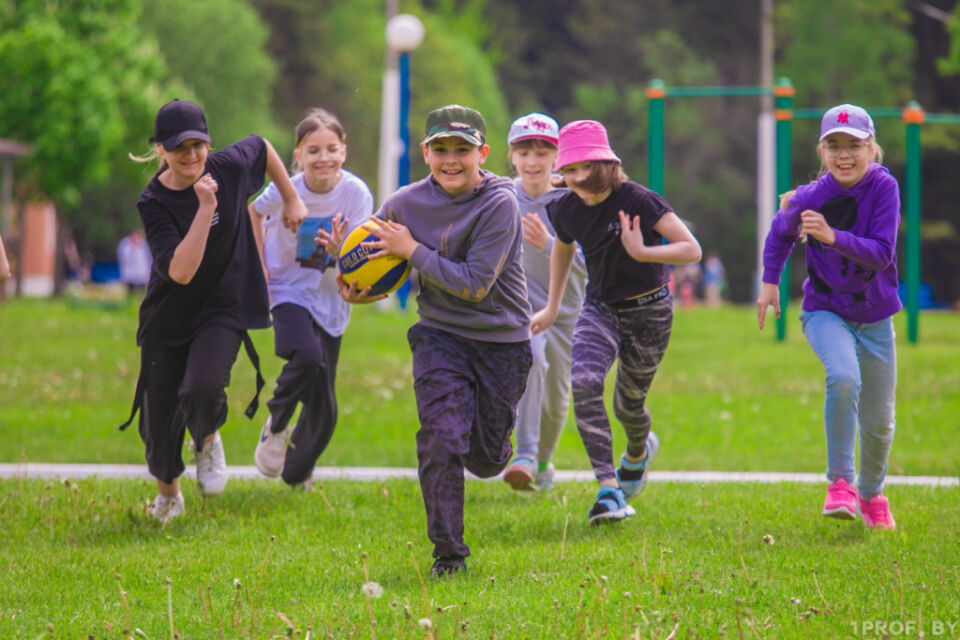 Лето без происшествий. В милиции рассказали, как уберечь детей от опасностей во время каникул