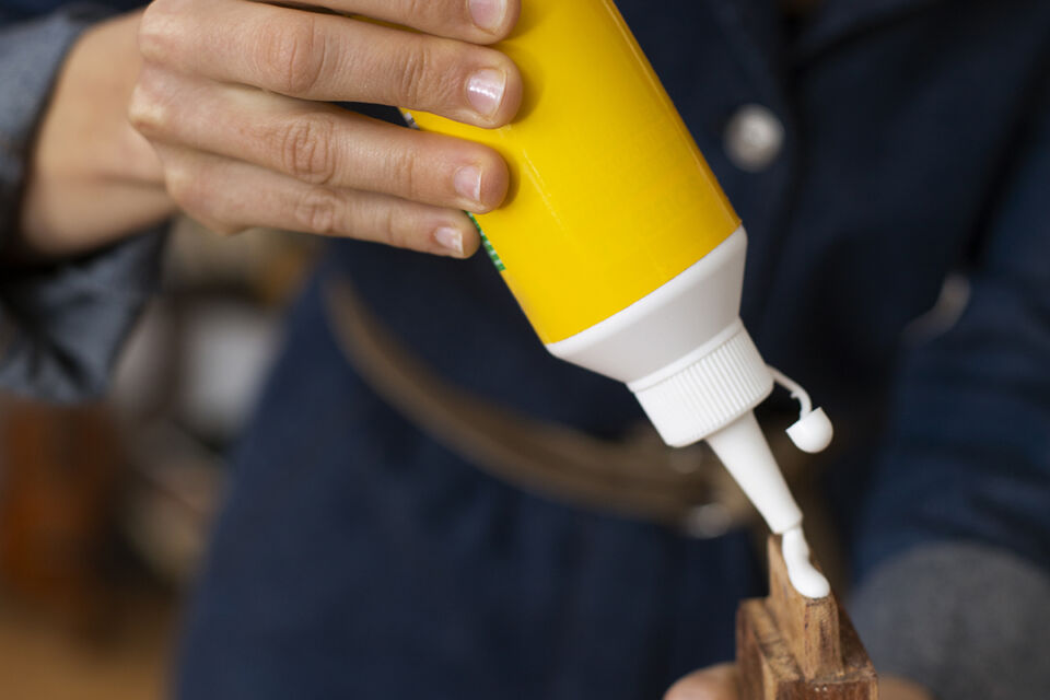 Чем лечить ожог от суперклея на коже? Отвечает врач