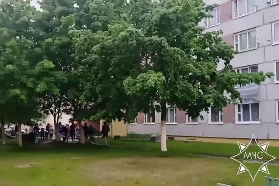 Работники МЧС ликвидировали пожар в общежитии в Лиде — никто не пострадал