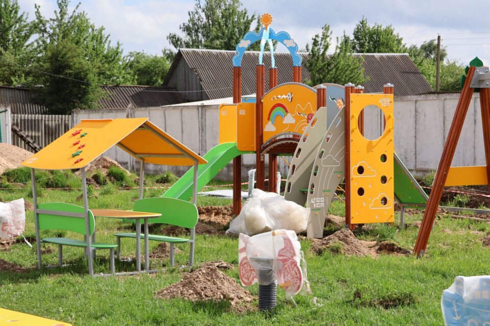 В агрогородке Комсеничи строится новая детская площадка
