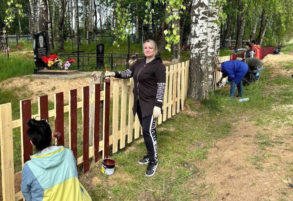 На кладбище в д. Глубокое установили и покрасили новый забор