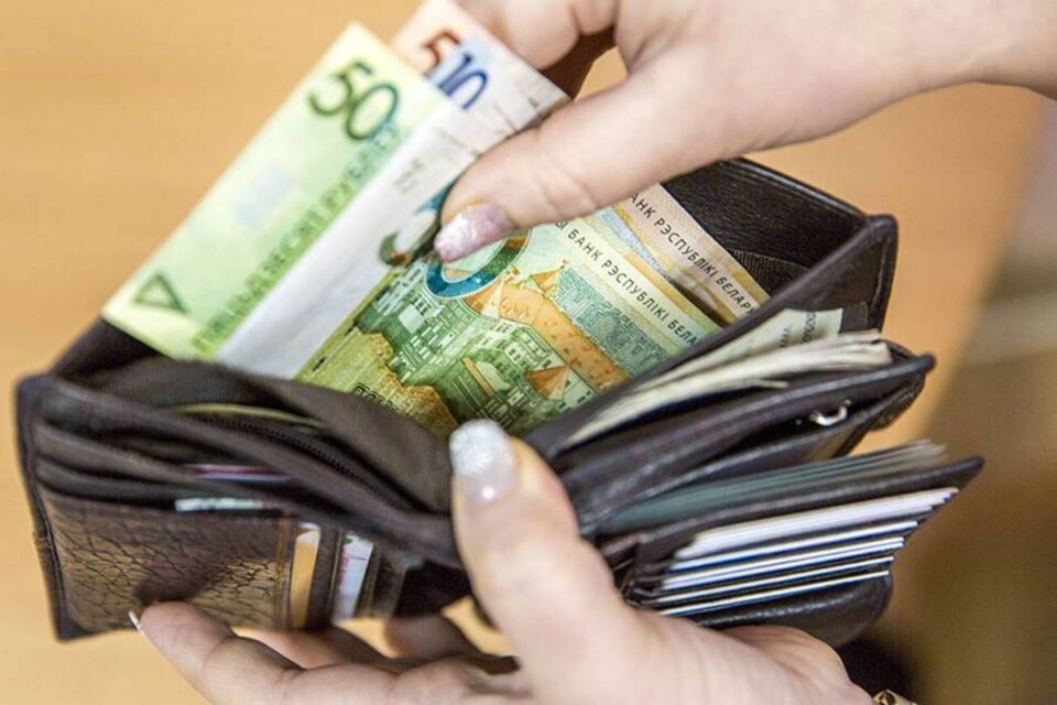 Средняя зарплата в Беларуси в апреле составила Br2613,5