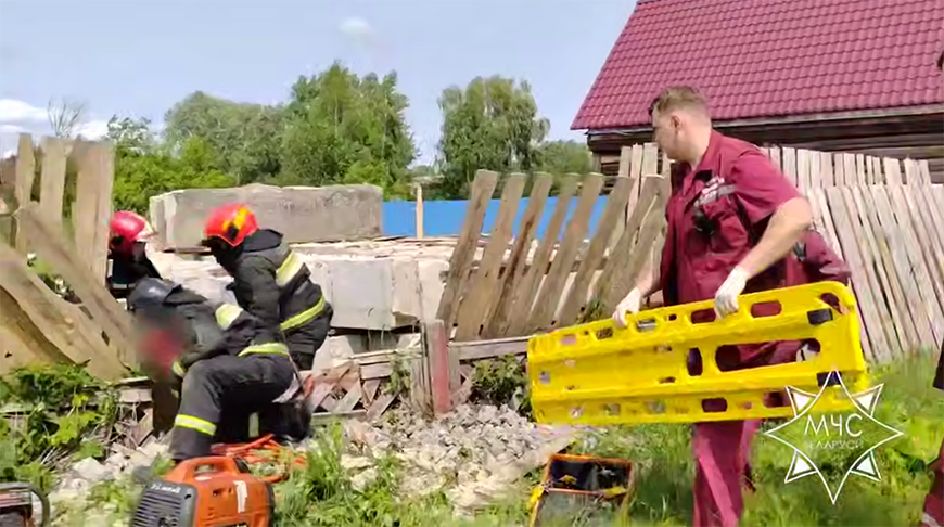 В Ветке мужчине зажало ноги опрокинувшимся железобетонным блоком, на помощь пришли спасатели