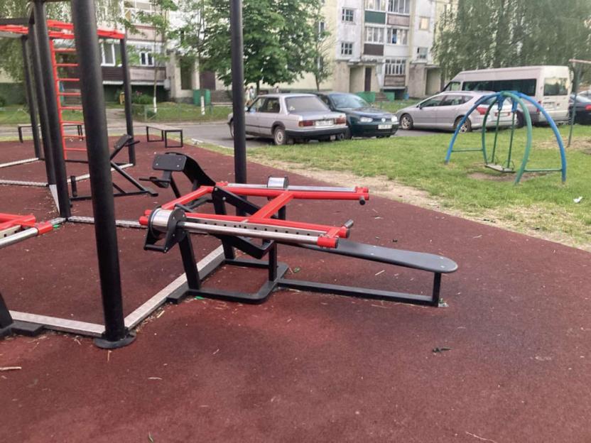 В Костюковичах спасатели помогли девочке, застрявшей в уличном тренажере