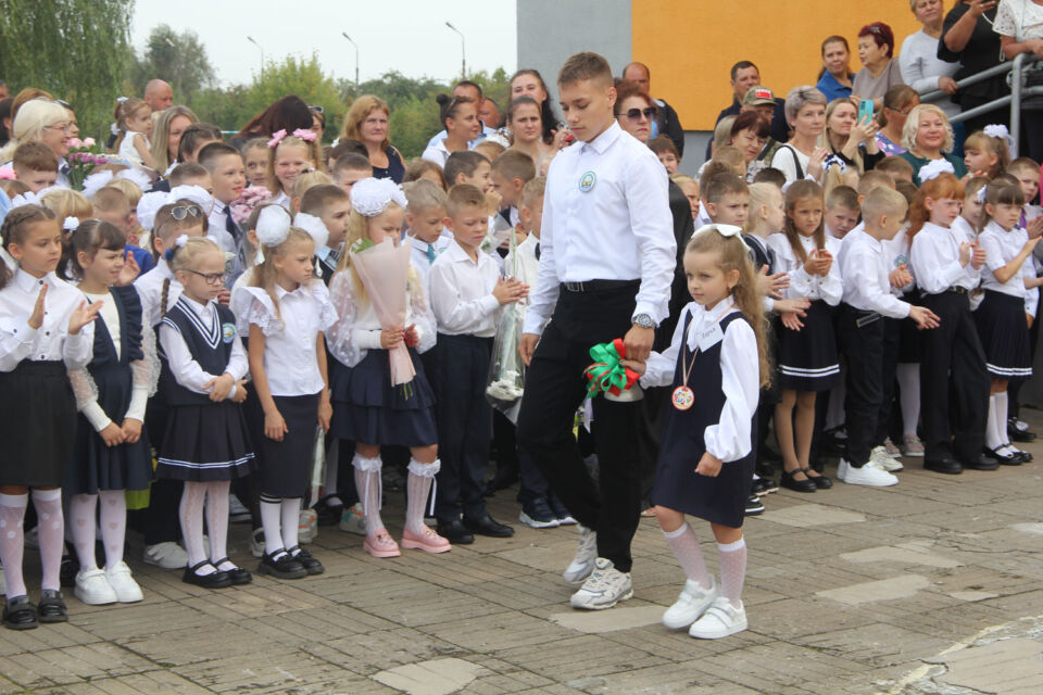 Какие требования предъявляются к внешнему виду учеников, узнали в Минобразования