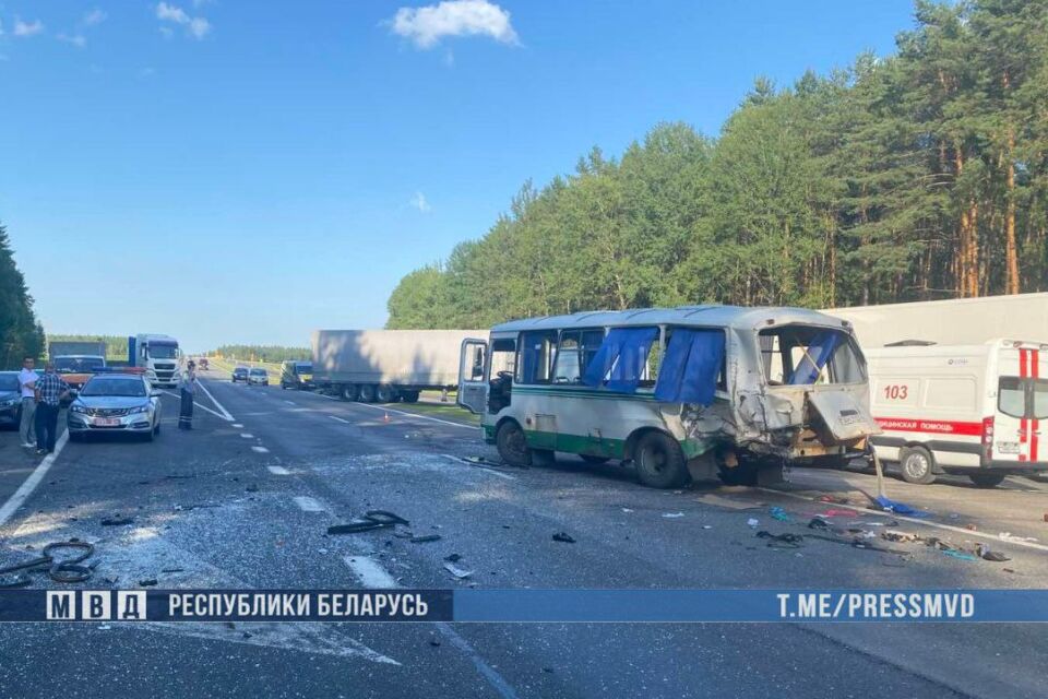 В результате ДТП в Березовском районе пострадали 15 человек