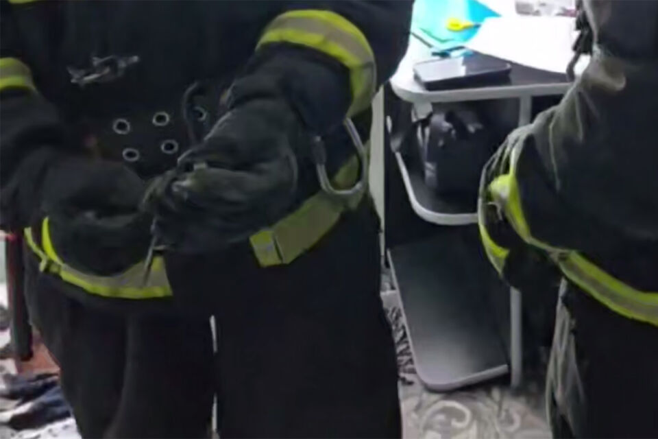 В Логойске спасатели помогли отловить змею в квартире