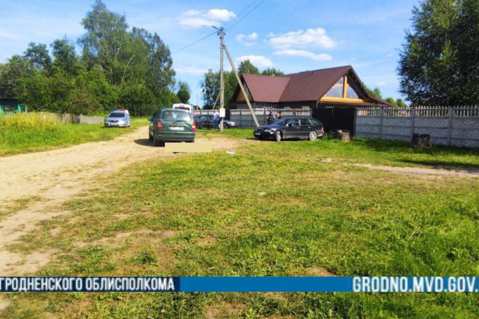 В Дятловском районе под колеса легковушки попал пенсионер — мужчина погиб