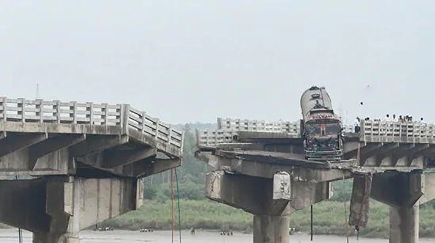 В Индии обрушилась часть автомобильного моста, есть погибшие