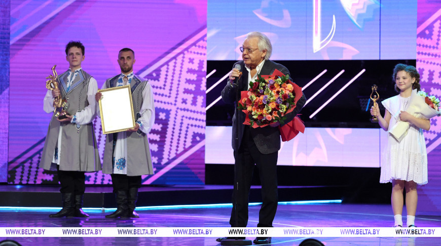Лукашенко вручил Юрию Антонову специальную награду «Через искусство — к миру и взаимопониманию»