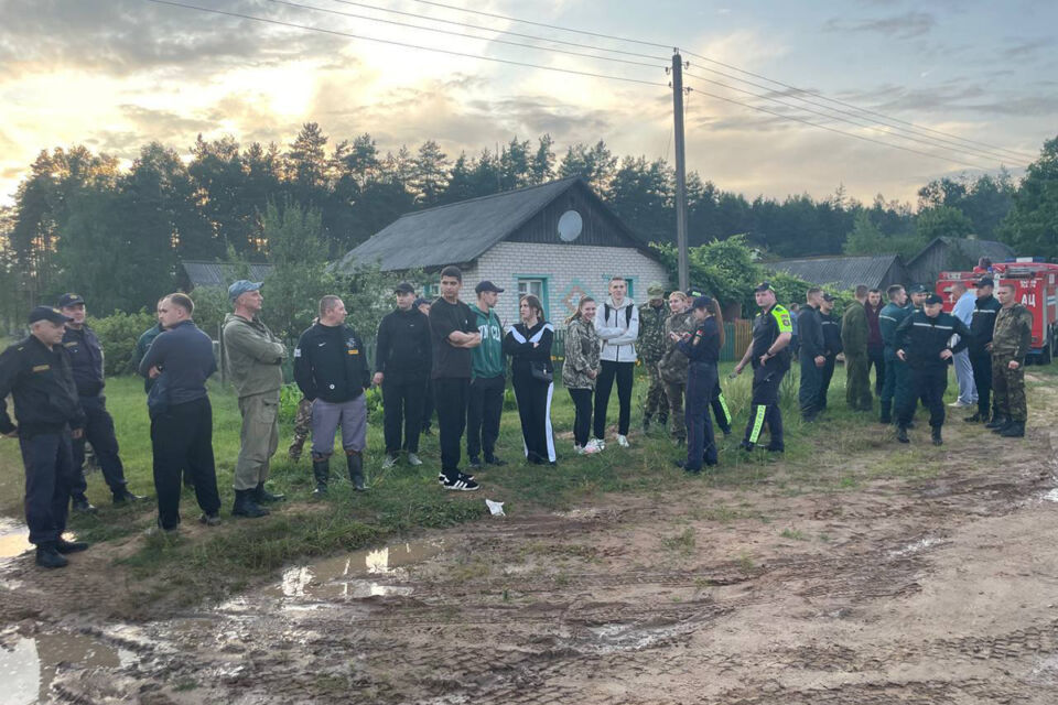 В Быховском районе потерявшуюся в лесу восьмилетнюю девочку искали около 300 человек