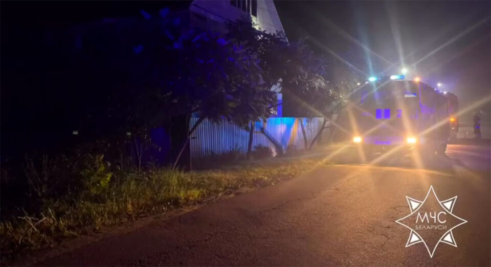 В Гомеле при ночном пожаре спасатели вынесли из горящей комнаты мужчину