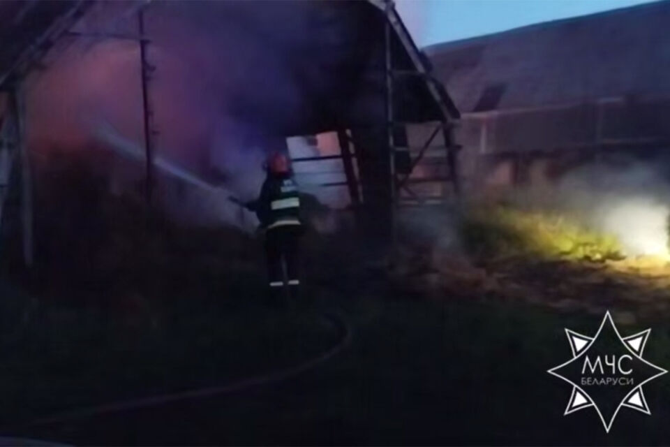 Спасатели тушат огонь на сенохранилище в Мядельском районе