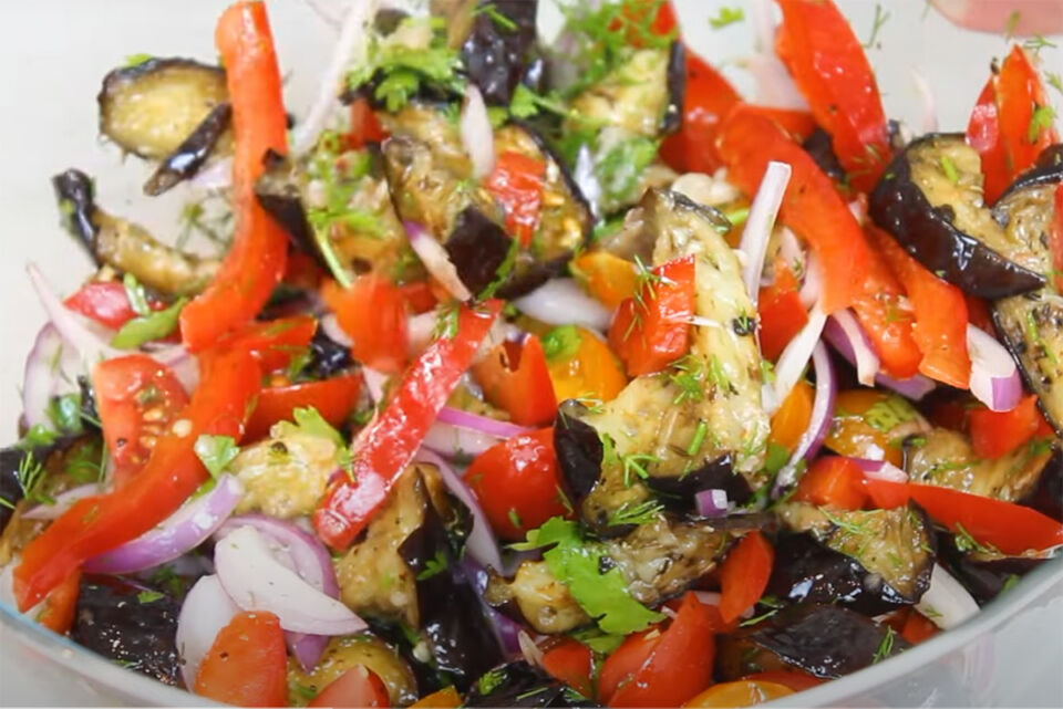Ароматно и сочно: рецепт салата с запеченными баклажанами