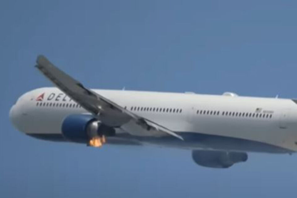 В Соединенных Штатах двигатель пассажирского самолета Boeing загорелся во время полета