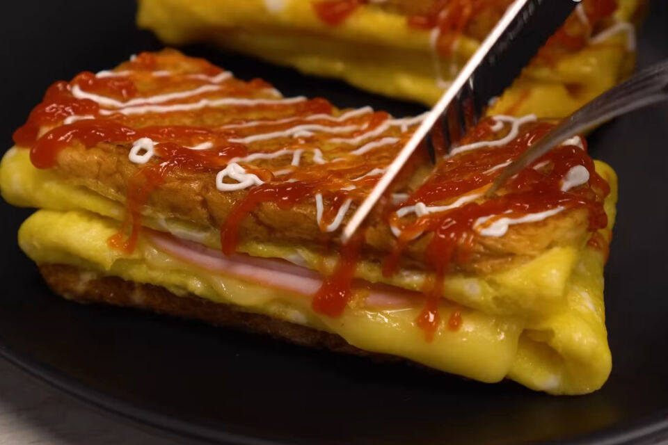 Вкусный завтрак за пару минут: рецепт горячих бутербродов с яйцом