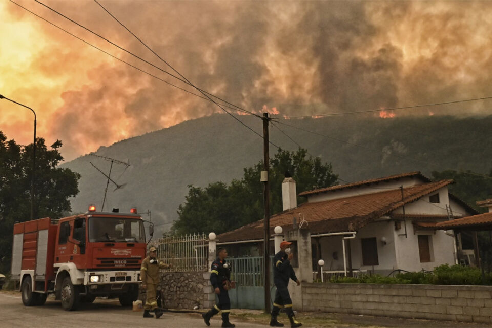 Крупный лесной пожар в Греции вынудил эвакуировать жителей нескольких деревень